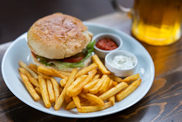 Como fazer Jejum intermitente: evite batatas fritas e hambúrgueres, por exemplo. Foto de Engin Akyurt: Pexels